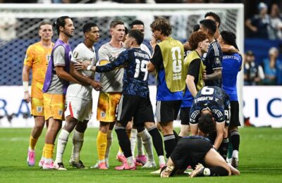 El cobarde e innecesario cachetazo de Jude Bellingham a Valentín Barco tras la eliminación de Inglaterra ante Argentina