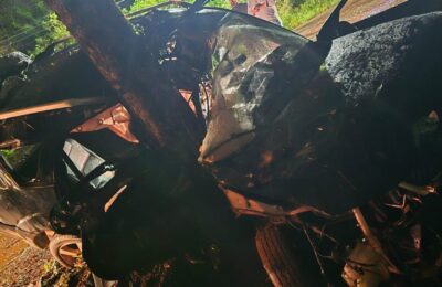 Dos jóvenes murieron tras un choque contra un árbol en Foz de Iguazú: el auto llevaba diez personas