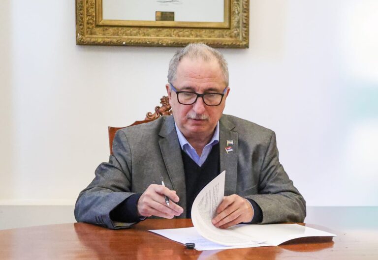 Passalacqua anunció aumentos salariales para docentes y fuerzas de seguridad de Misiones