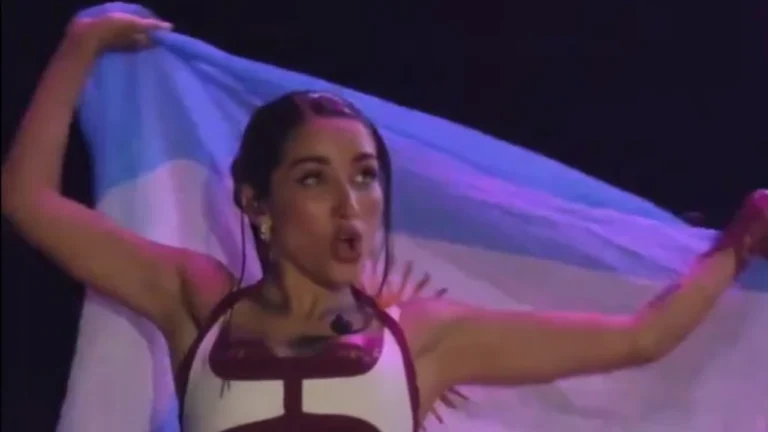 María Becerra desplegó la bandera argentina durante un show en Barcelona