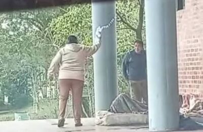Repudian a una mujer que arrojó agua para echar a personas en situación de calle de la terminal de San Javier