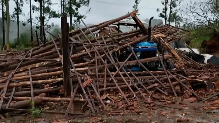 Un tornado causó destrozos en el sur de Brasil y dejó localidades frente a Misiones