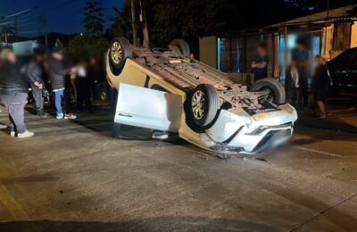 Una conductora de 65 años chocó contra un auto estacionado y volcó en avenida Aguado