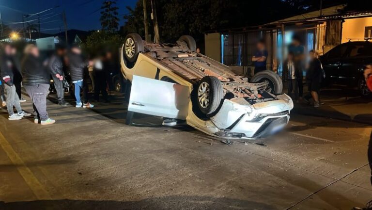Una conductora de 65 años chocó contra un auto estacionado y volcó en avenida Aguado