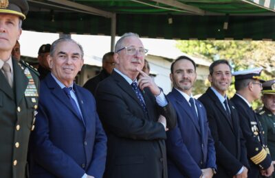 Passalacqua y Valdés acompañaron la ceremonia de entrega de uniformes del Liceo Naval “Almirante Storni”