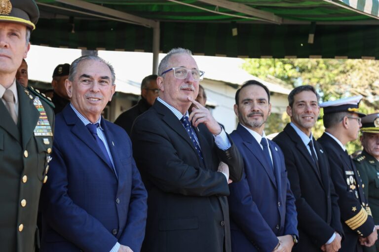Passalacqua y Valdés acompañaron la ceremonia de entrega de uniformes del Liceo Naval “Almirante Storni”