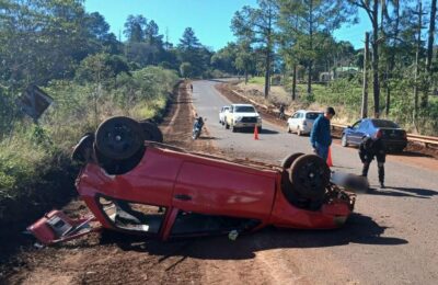 Un hombre de 69 años fue hospitalizado tras despistar y volcar sobre la Ruta Provincial 17 en Eldorado