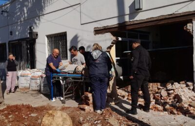 Un obrero resultó herido tras ser aplastado por una pared en una obra de Posadas