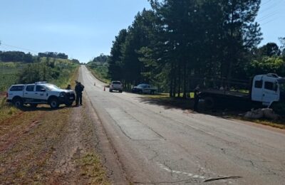 Volcó un camión sobre la Ruta Provincial 13 en San Vicente y una adolescente resultó herida