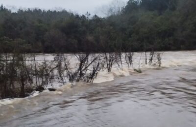 Las lluvias provocaron el corte del puente sobre el arroyo Tabay y el cierre del acceso al Parque Moconá