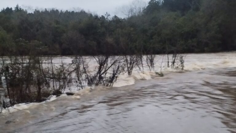 Las lluvias provocaron el corte del puente sobre el arroyo Tabay y el cierre del acceso al Parque Moconá