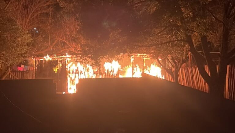 Un incendio destruyó por completo una vivienda de madera en Apóstoles