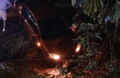 Un automóvil despistó en el Acceso Sur de Garupá tras atravesar un espejo de agua