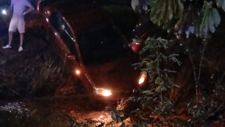 Un automóvil despistó en el Acceso Sur de Garupá tras atravesar un espejo de agua