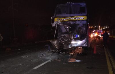 Choque entre un camión y un ómnibus dejó al menos un herido en la Ruta 12, en Capioví