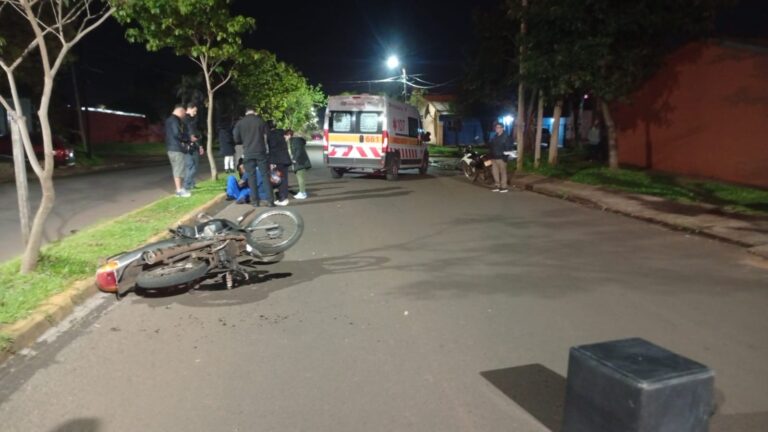 Despiste en Posadas: circulaba en contramano, perdió el control de la moto y terminó hospitalizado