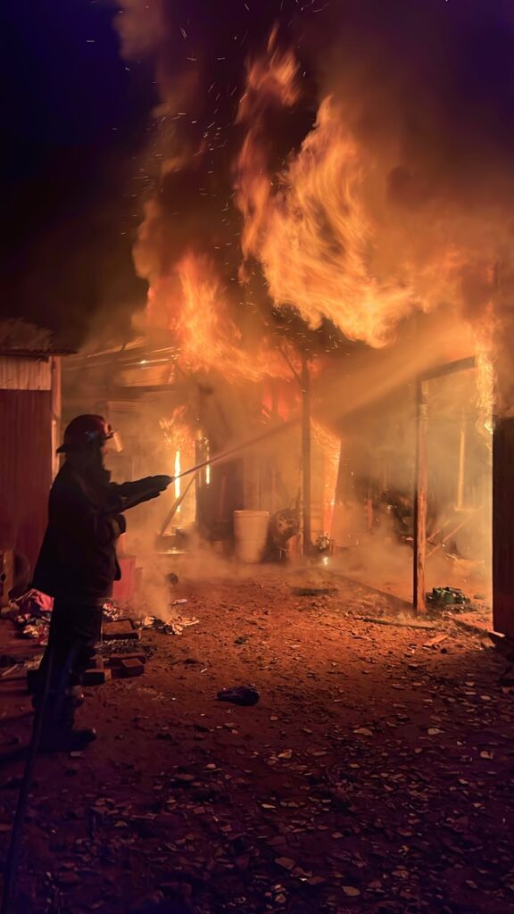 Un incendio destruyó una vivienda y siete alquileres en Oberá: investigan si fue intencional