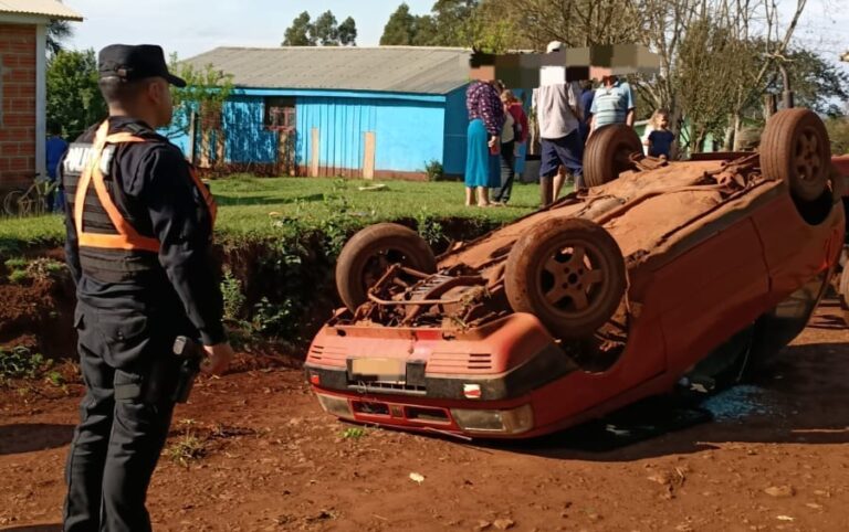 Volcó con su auto en un camino de El Soberbio y salió ileso