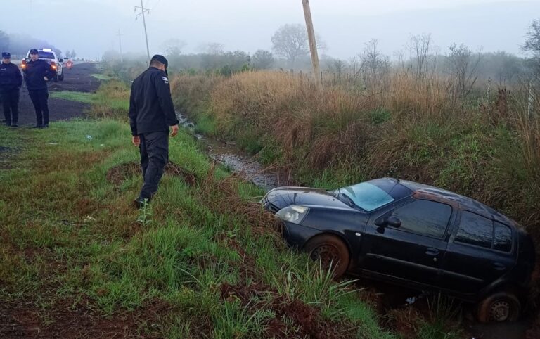 Un automóvil despistó sobre la Ruta Nacional 105 en San José: el conductor salió ileso