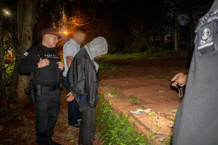 Policías encubiertos capturaron a dos dealers con cocaína y marihuana dosificadas en un barrio de Puerto Iguazú