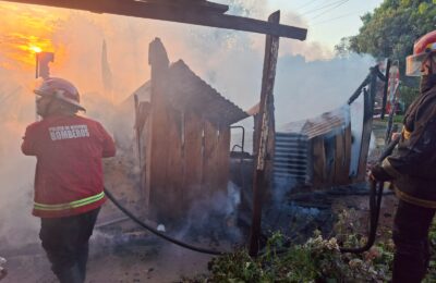 Un incendio destruyó una vivienda y habría comenzado mientras un niño manipulaba alcohol y un encendedor