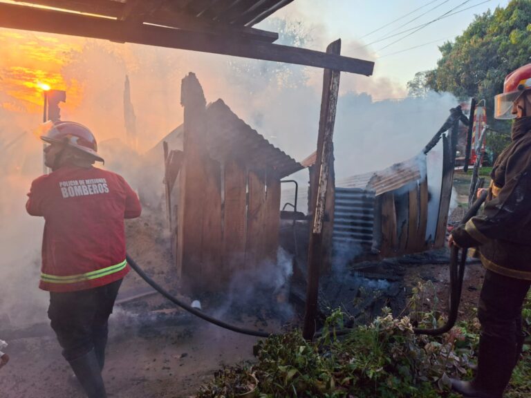 Un incendio destruyó una vivienda y habría comenzado mientras un niño manipulaba alcohol y un encendedor