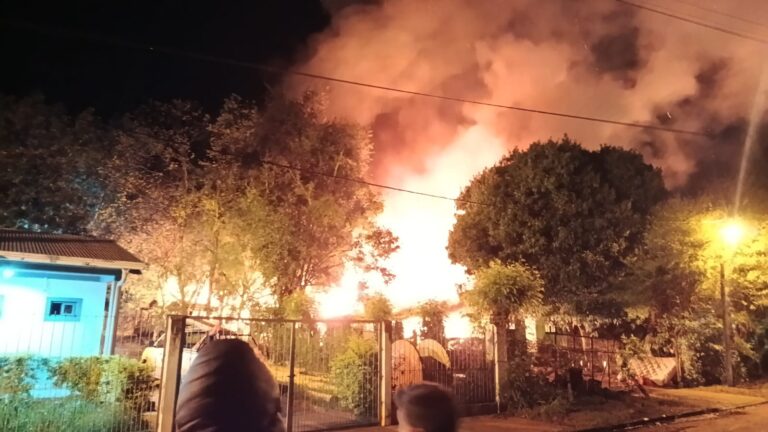 Investigan las causas de un incendio que destruyó dos viviendas en el barrio El Mirador de Santo Pipó