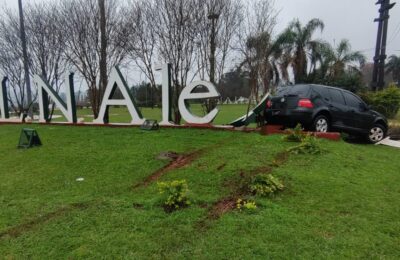 Despistó sobre la Ruta 14 en Alem y destruyó parte del cartel de bienvenida a la ciudad