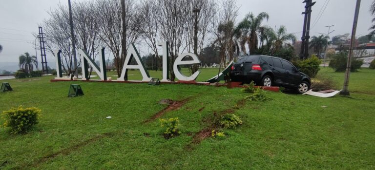 Despistó sobre la Ruta 14 en Alem y destruyó parte del cartel de bienvenida a la ciudad