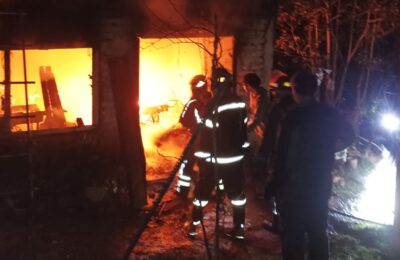 Un incendio destruyó una carpintería en Oberá y los bomberos evitaron que alcanzara la vivienda
