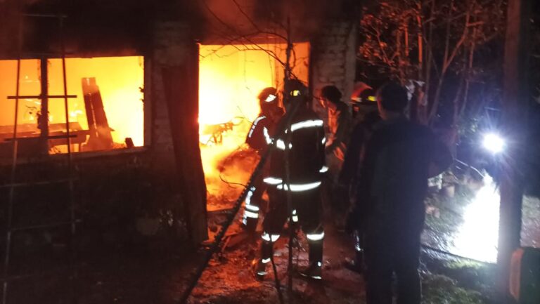 Un incendio destruyó una carpintería en Oberá y los bomberos evitaron que alcanzara la vivienda