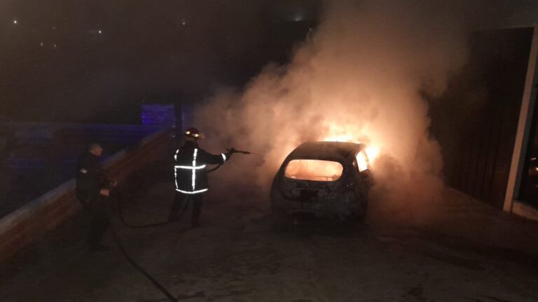 Investigan un incendio presuntamente intencional que destruyó un auto en Bernardo de Irigoyen