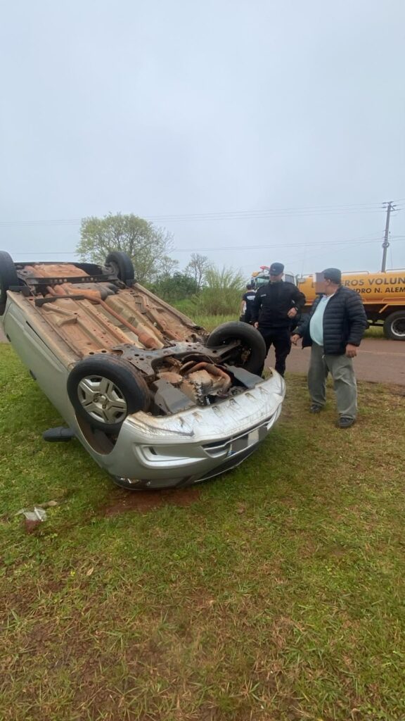 Una conductora resultó ilesa tras despistar con su auto en Gobernador López