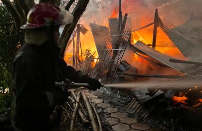Bomberos sofocaron un incendio que amenazaba con propagarse a una vivienda en Oberá