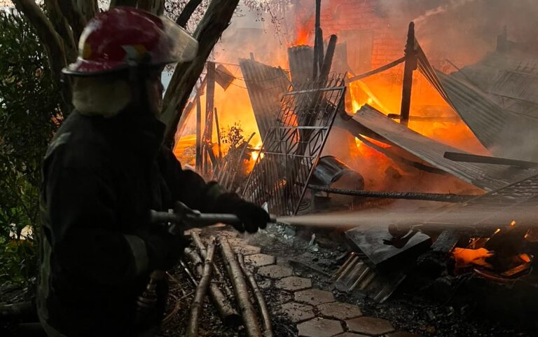Bomberos sofocaron un incendio que amenazaba con propagarse a una vivienda en Oberá