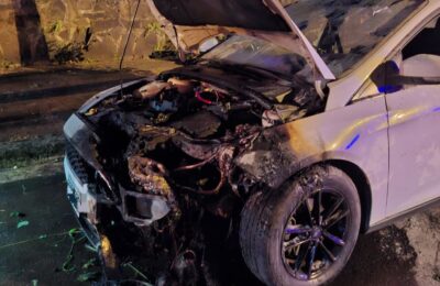 Bomberos evitaron que un incendio se propagara por completo a un auto en Puerto Iguazú