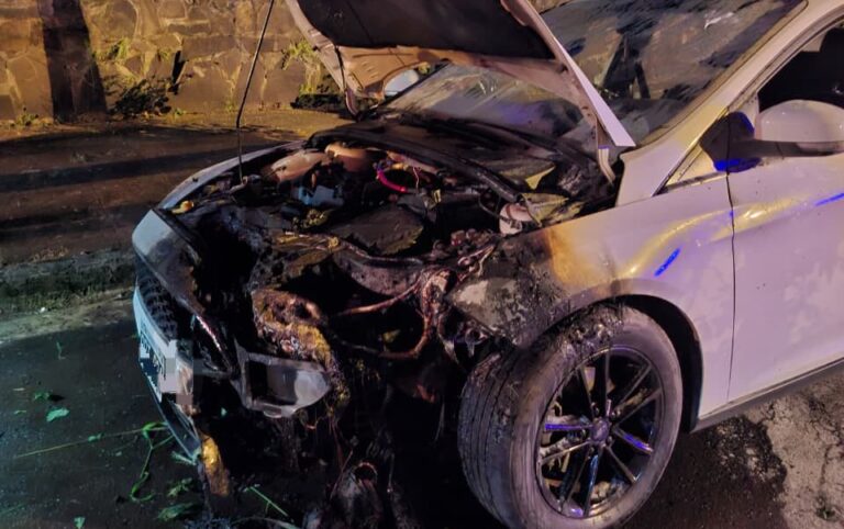 Bomberos evitaron que un incendio se propagara por completo a un auto en Puerto Iguazú