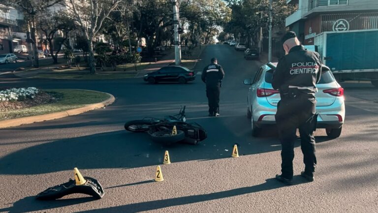 Choque en la rotonda de Mitre y Marconi de Posadas: un motociclista de 23 años fue hospitalizado