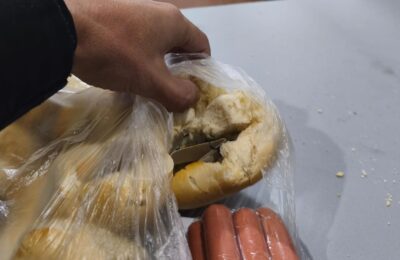 Fue a llevar comida a su pareja detenida, hallaron marihuana en un pan y salió corriendo