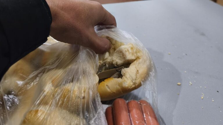 Fue a llevar comida a su pareja detenida, hallaron marihuana en un pan y salió corriendo