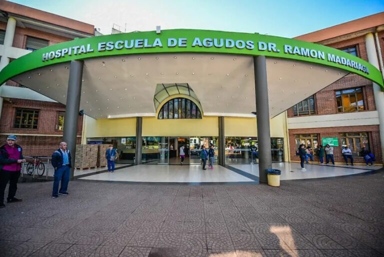Un albañil recibió una descarga eléctrica y cayó de un techo mientras trabajaba en Posadas