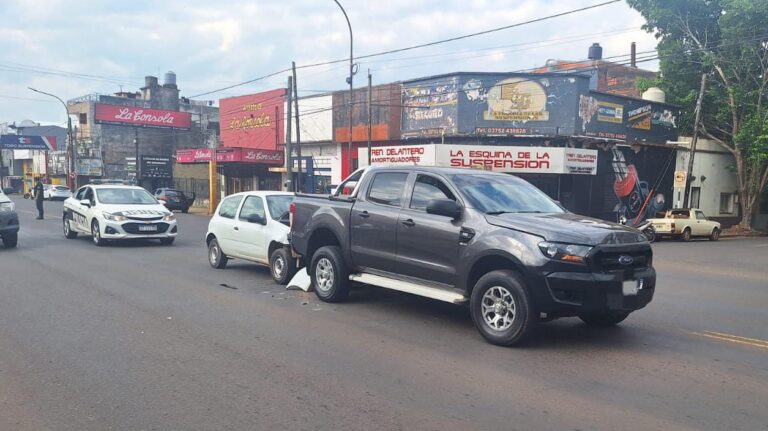 Choque en cadena entre tres vehículos en una avenida de Posadas
