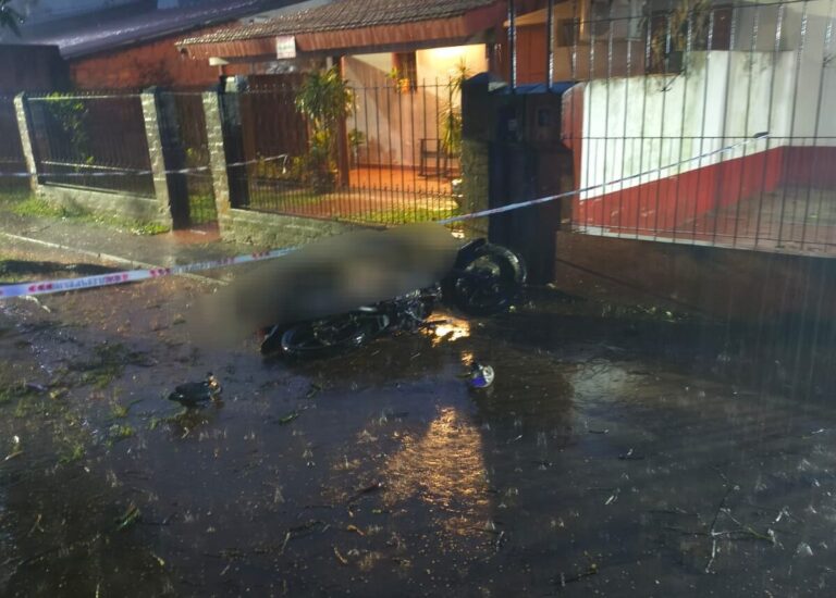Robó una moto afuera de un boliche y minutos después se mató al chocarla contra el muro de una casa