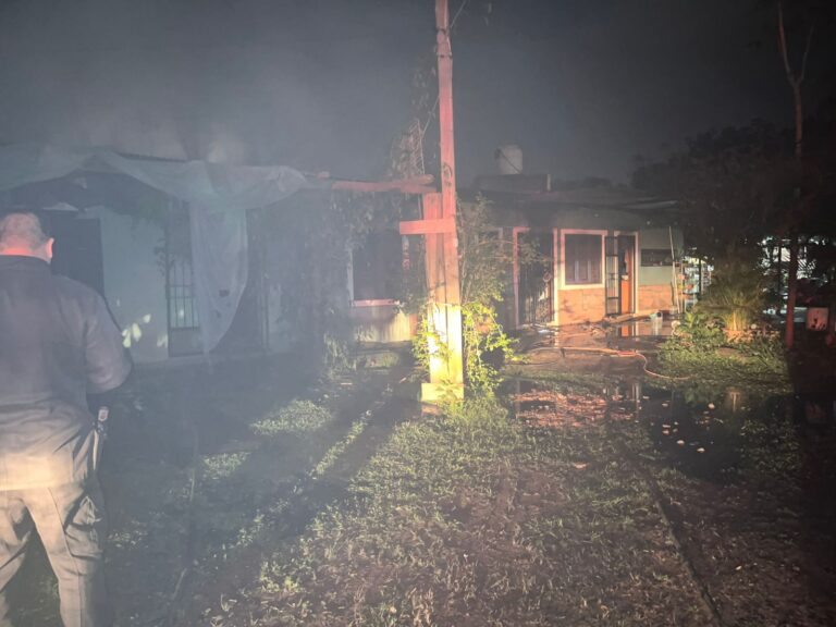 Un incendio destruyó una vivienda y una fábrica textil en Posadas