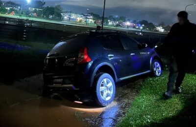 El granizo le quitó visibilidad y terminó con el auto dentro de una zanja en Posadas