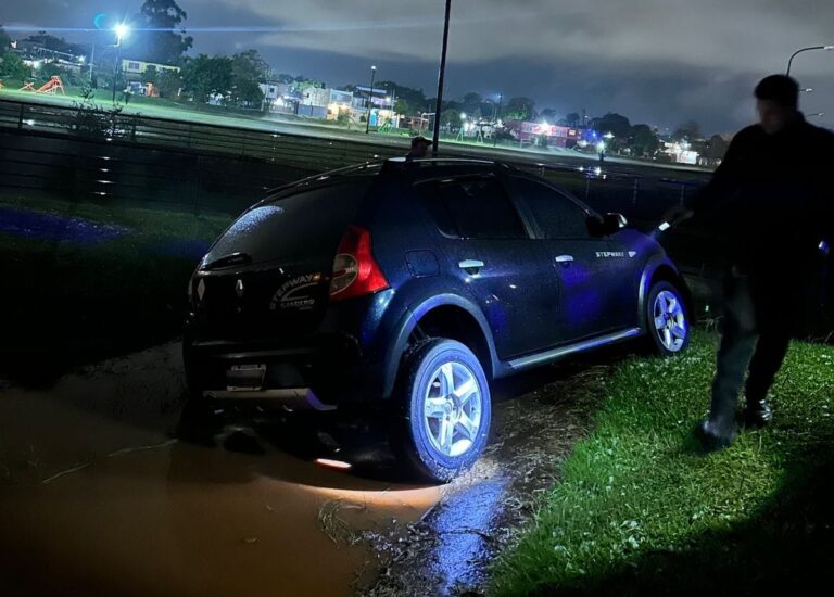 El granizo le quitó visibilidad y terminó con el auto dentro de una zanja en Posadas