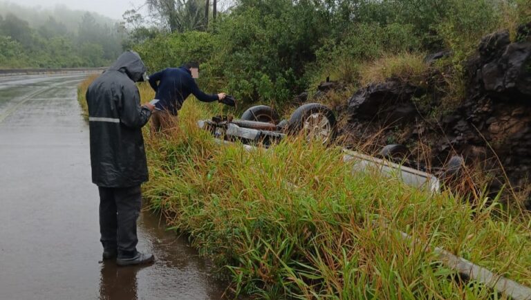 Despistó con su camioneta sobre la Ruta 12 y terminó volcando en una alcantarilla