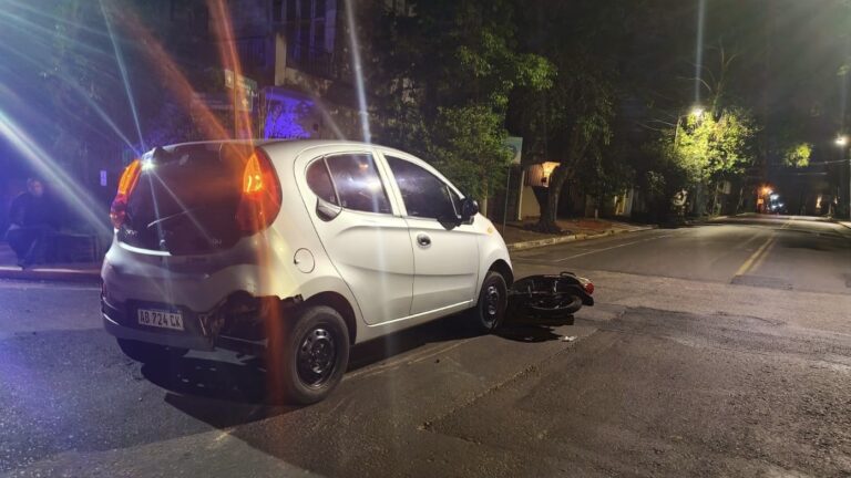 Una motociclista resultó herida tras un choque en pleno centro de Posadas