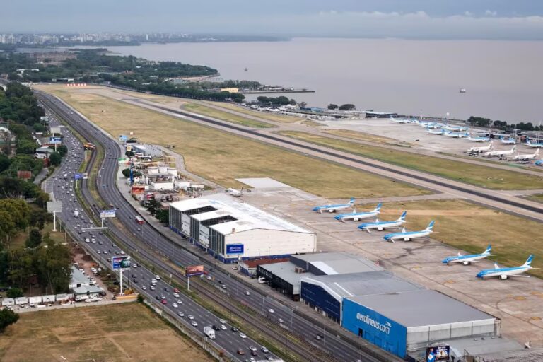 Ezeiza duplicará casi su movimiento por el cierre temporal de Aeroparque por obras