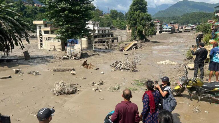 Al menos 22 muertos por una crecida que arrasó pueblos completos en Nepal